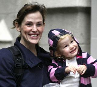 <b>Violet Affleck:</b> İki ünlü sinema oyuncusu Ben Affleck ile Jennifer Garner'ın 4.5 yaşındaki kızları Violet de listedeki şık çocuklardan. Şık ve zarif annesi Jennifer'ın giyim zevkini birebir yansıtan küçük kız, spor kıyafetleri ve hoş elbiseleriyle boy gösterirken, tıpkı güzel yıldız gibi sıcak gülümsemesini de yüzünden eksik etmiyor.
