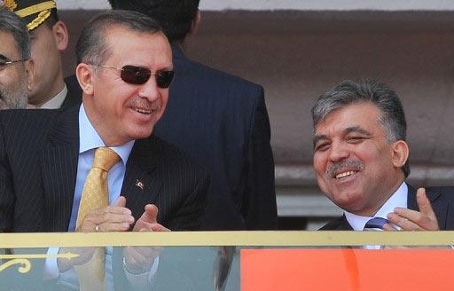 19 Mayıs Atatürk'ü Anma ve Gençlik ve Spor Bayramı, yurt genelinde törenlerle kutlandı. Ankara'da bayram Cumhurbaşkanı Gül'ün de katıldığı törenle, 19 Mayıs Stadyumu'nda kutlandı.