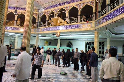 İran'ın Sistan-Belucistan eyaletinin Zahidan kentindeki Emir-el Muminin Camisi'nde bomba patlaraka 25 kişinin ölümüne 119 kişinin yaralanmasına yol açan 3 kişi cami yakınında asıldı