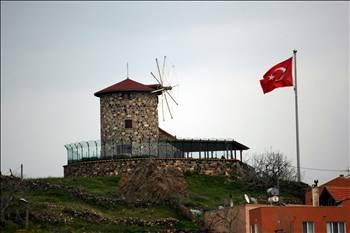 Cunda’da tepedeki değirmene kadar tırmanmak ve orada soluklanıp irili ufaklı adalarla çevrili dünyanın bu eşsiz manzarasını fotoğraflamak