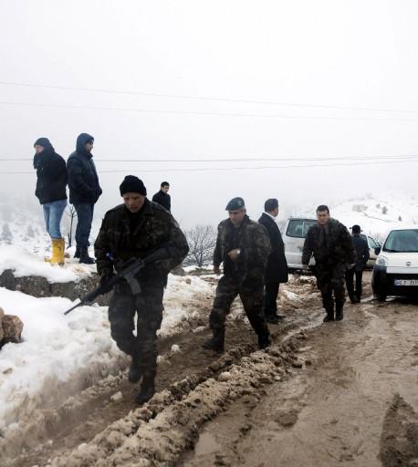 BBP lideri Yazıcıoğlu'nu taşırken düşen hekikoptere ulaşma çabaları aralıksız sürüyor. Helikopter için adeta bir ordu seferber edildi...