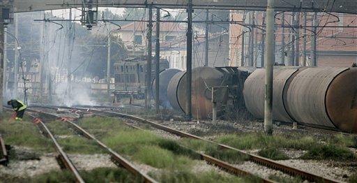 İtalya Viareggio kasabası istasyonunda raydan çıkan, sıvılaştırılmış doğal gaz yüklü iki vagonda meydana gelen patlama sonucu onlarca kişi öldü, ortalık savaş alanına döndü