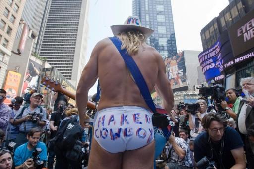 New York'taki Times meydanında, üzerinde sadece kovboy şapkası ve bir slip, elinde de gitarı ile şarkı söyleyen çıplak kovboy" lakaplı Robert Burck başkanlığa aday oldu.
