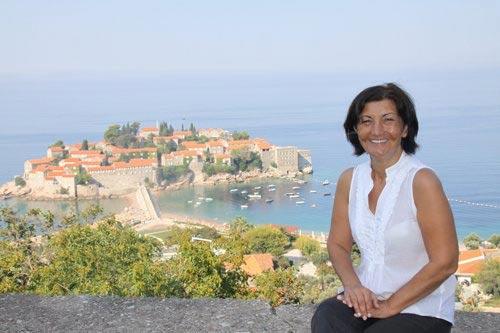 Aynur Gürsoy'un Corfu adası fonunda çektirdiği hatıra fotoğrafı