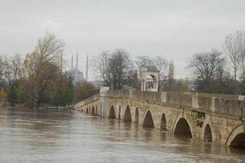 <p><span style="font-size: small;"><em><span style="text-decoration: underline;"><strong>Köprüleri sellerin zararından koruyan Vakıf</strong>: Resmi adı: Beyazid Han-ı Sani. Kurucunun adı ve lakabı; Sultan, Veli. 1496 yılında Amasya’da kuruluyor. Amasya ve civarında faaliyet gösteriyor. Vakfiyesinden: Vakfın yaptırdığı köprünün temizlenmesi.</span></em></span></p>