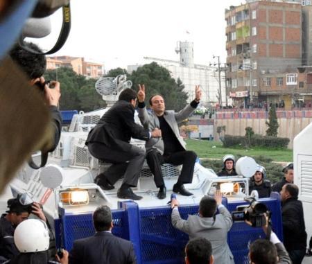 Diyarbakır'daki sivil itaatsizlik eyleminde Osman Baydemir konuşma yapmak için panzeri seçince gergin anlar yaşandı. Araç hareket edince düşme tehlikesi geçiren Baydemir'i düşmekten koruması kurtardı.