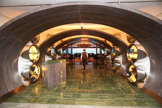 Bin 425 odası bulunan Celebrity Solstice'de bin 700 personel çalışıyor. 16 katlı gemide kapalı, açık ve kapalı yüzme havuzu, jakuzi, spor tesisleri, sauna, kütüphane, tiyatro, sinema salonu, bar, disko ve büyük bir kumarhane yer alıyor.