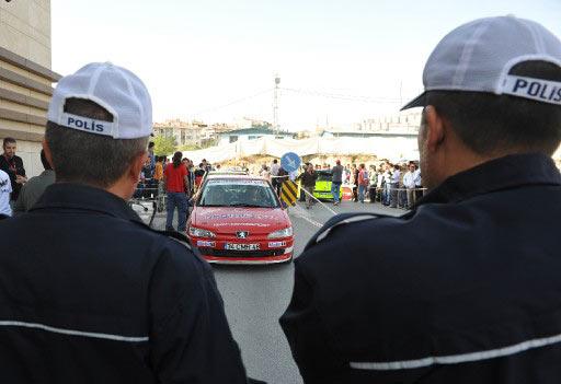 Bu yıl ilki düzenlenen Başkent Rallisi'nde modifiyeli araçlar piste çıkacakken, yarışa katılanları hayrete düşüren bir olay yaşandı. Ralli alanına dalan trafik polisleri, katılan araçlara denetim yaptı, ruhsat istedi