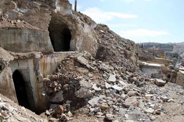 Şanlıurfa'da, Balıklıgöl yerleşkesi ile ''Amazon Kralıceleri''nin av sahnelerinin tasvir edildiği kazı alanının yakınlarında bulunan gecekonduların yıkılmasıyla gün yüzüne çıkarılacak 2 bin yıllık mağara ve şehir surları, turizme kazandırılacak.