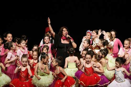 Küçükçekmece Belediyesinin düzenlediği gösteri sanatları kurslarında eğitimlerini tamamlayan 19 bin genç yetenek Küçükçekmece Belediye Başkanı Aziz Yeniaydan sertifikalarını aldı
