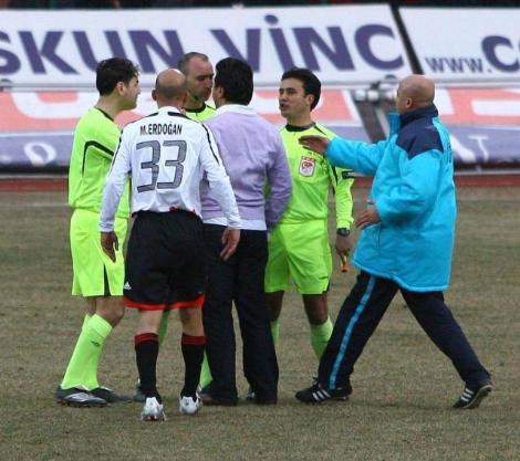 Ankaraspor beraberliği ile zirve yolunda büyük avantaj yitiren Sivasspor'da Bülent Uygun, kulubeyi tekmeledi maç sonunda hakemleri tartakladı.