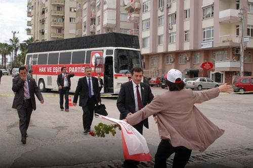HEPAR, Mersin mitingi iptal edildi. HEPAR Genel Başkanı Osman Pamukoğlu, parti otob&uuml;s&uuml;yle geldiği alanda az sayıda kalabalığı g&ouml;r&uuml;nce miting yapmadan Mersin'den ayrıldı.