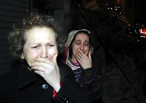 Fatih'te içinde 1 kişinin yaşadığı belirtilen 3 katlı bina çöktü. Bina enkazından bir ceset çıkartıldı. Paniğe kapılan çevre bina sakinleri evlerini boşaldı. 16 kadar insan faciadan kılpayı kurtuldu