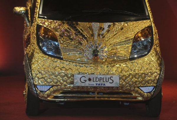 Hint şirketi Tata grubunun ürettiği dünyanın en ucuz otomobili Nano, altın, gümüş ve değerli taşlarla bezenince dünyanın en pahalı otomobiline dönüştürüldü.