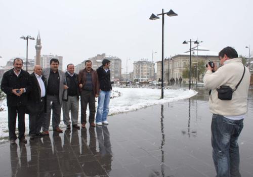 Sivasta sabah erken saatlerde etkili olmaya başlayan kar yağışı, kentte yaşayanlara mayıs ortasında kış sürprizi yaşattı. Yıllardır mayıs ayında kar görmediklerini dile getirenler, şaşkınlıklarını gizleyemedi.
