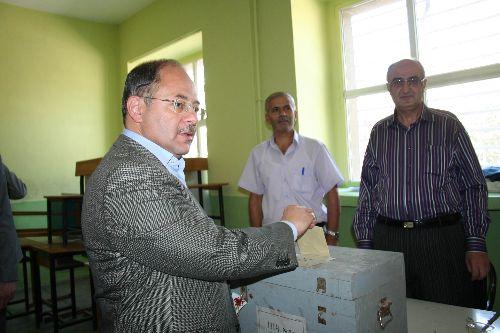 Sağlık Bakanı Recep Akdağ, Erzurum Lisesi'nde oy kullandı. Akdağ, "Türkiye demokrasisi güçlenmiş şekilde bu referandumdan çıkmış olacak. Memleket için inşallah çok güzel şeylere vesiyle olur." dedi.