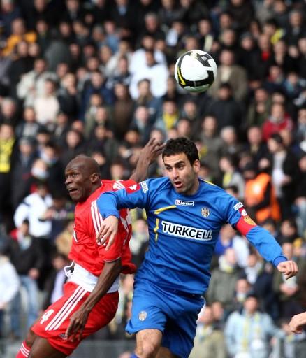 Lider Sivaspor Teknik direktörleri Bülent Uygun'un cezalı olduğu için başlarında olmadığı maçta zorlu Ankaragücü deplasmanından 3 puanı 2 golle çıkartamayı başardı ve ard arda 10. hafta liderlik koltuğundan inmemiş oldu.
