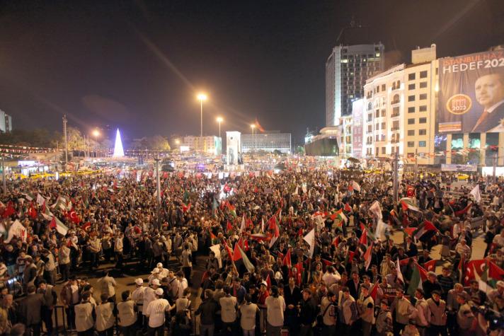 Protestocular Taksim Meydanı'na vardıklarında  bazı tasavvuf müzik grupları tarafından ilahiler okundu.