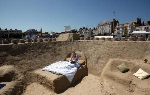 <p><strong><span style="color: #0000ff;">The Sand Hotel</span></strong></p>
<p>Otelde televizyon tuvalet ve banyo bulunmuyor.</p>