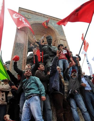 DİSK 32 yıl sonra 1 Mayıs'ı Taksim'de kutlamanın sevincini yaşadı. Hak İş ve Türk İş'e bağlı sendikalarda alanda saygı duruşu yaptılar