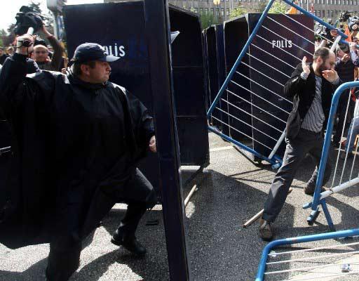 Ankara'daki 1 Mayıs kutlamalarının yapılacağı Sıhhiye Meydanı'na girişlerdeki arama noktasında polis ile göstericiler arasında arbede çıktı. Polis olayları yatıştırmak için havaya ateş açtı.