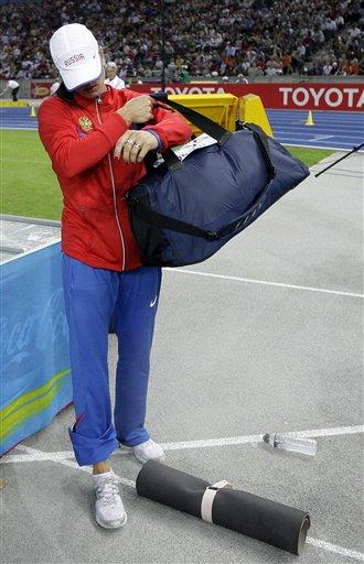 Rekorlarıyla 6 yıldır kadınlar sırıkla atlamada dünyanın bir numarası olan Rus sporcu Yelena Isinbayeva dün 4.75 ve 4.80 ile denediği atlayışlarda başarılı olamadı.