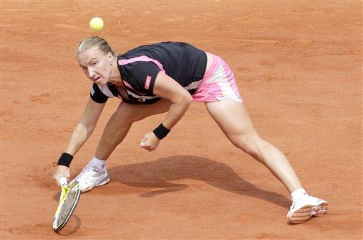 Tek bayanlarda 5 numaralı seribaşı ABD'li Serena Williams, 10 yıl sonra ilk kez 3. turda elenerek hayranlarını şaşırttı. Williams, Slovenyalı Katarina Srebotnik'e 6-4 ve 6-4'lük setlerle 2-0 boyun eğdi.