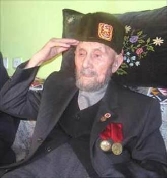 GAZİLER: 

90lı yıllara dek Kurtuluş Savaşı gazilerimiz vardı. Çok yaşlı, sakallı, bastonlu ve genellikle üniformalı kahramanların göğüslerinde çeşitli madalyalar olurdu. Başlarına 20li yıllarda kullandıkları kalpakları takmaya devam eden bu gaziler, belediye otobüslerine önden binme ve ücretsiz seyahat etme ayrıcalığına sahiptiler. Otobüslerin en öndeki iki sıra koltuğun, gerektiğinde bunlara oturma yeri olarak terk edilmesi zorunluluğu vardı. 2004de sayılarının 7 adet kaldığı yazıldı. Yine de otobüslerin ön koltuklarının yanlarında, -Kore, Kıbrıs ve Güneydoğu gazileri için olsa gerek- uyarıcı yazılar durmaktadır.