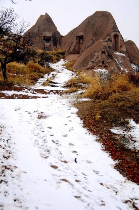 Kapadokya'da kar yağmasıyla peribacaları beyaza büründü.