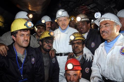 Başbakan Erdoğan bir ilki gerçekleştirdi, 564 metre yerin dibine indi. Darbeli kırıcı kullanarak kömür çıkaran Başbakan, burada işçilerle beraber 'Kömeç' yedi.