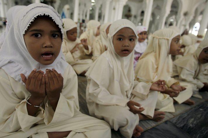 Endonezya'nın Açe (Aceh) eyaleti, İslam hukuku uygulanan ve İslam kurallarına aykırı suç fiillerine ceza olarak dayak uygulaması yapılan tek bölgesi...