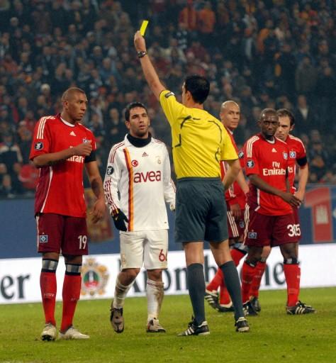 Galatasaray 10 kişi tamamladığı maçta öne geçmesine rağmen skoru koruyamadı, turu Ali Sami Yen'e bıraktı.