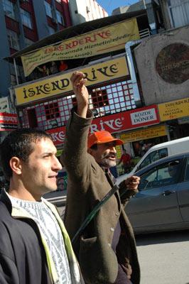 Adana Atık Toplayıcılar Yardımlaşma ve Dayanışma Derneği (ATYD) üyeleri, "Hakkımızı istiyoruz" diyerek eylem düzenledi.
