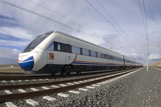 TCDD Genel Müdürü Süleyman Karaman, vatandaşların merakla beklediği YHT ile basın mensupları eşliğinde Ankara Garı'ndan hareket etti.