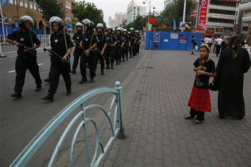 Doğu Türkistan'ı işgal ederek adını Sincan Uygur Özerk Bölgesi ilan eden Çin bu hafta olaylar nedeniyle Cuma namazı kılınmasını yasakladı ama halk yasağı tanımadı. Namaz sonrası olaylar çıktı.