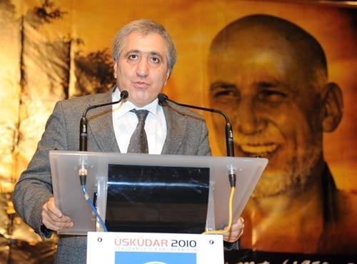 Üsküdar Kaymakamı İzzettin Küçük ise, bütün derin düşünce insanlarının hayatlarının aşkla taçlandığını, Ömer Lütfi Metenin de aşkla çalışan, çileli bir aydın olduğunu, insanın beyninde şimşekler çaktıran bir yapıda olması itibariyle farklı bir insan olduğunu söyledi.