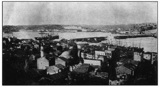<b>3 Kasım</b>: Akşam. Büyük Galata Köprüsü'nün üzerinde duruyor ve limanın faaliyetlerini izliyorum, mavna ve tekneleri görüyor, binlerce sesi duyabiliyorum. Önümde Haliç'in suları, sağa doğru Galata, tepeye doğru Pera ve sola doğru ise mavimsi bir İstanbul halesi. Bu şehirden sıcaklık yayılmıyor; insanlar burada aynen Avrupa şehirlerinde olduğu gibi koşuşturmacalı bir varoluş mücadelesinin aygıtları olmuş. Bu onların hatası mı yoksa bu şehir yeni bir ruh kamçılamayacak kadar eskimiş ya da yayılmış mı? <br><br>
<b>4. Kasım</b>: (...).. Burada büyük bir gelecek var; ama ya şimdi?... Tamamı Mana Yayınlarının neşrettiği Muhamed Esed'in Doğu'nun Romantik Olmayan Yüzü adlı kitabında..
