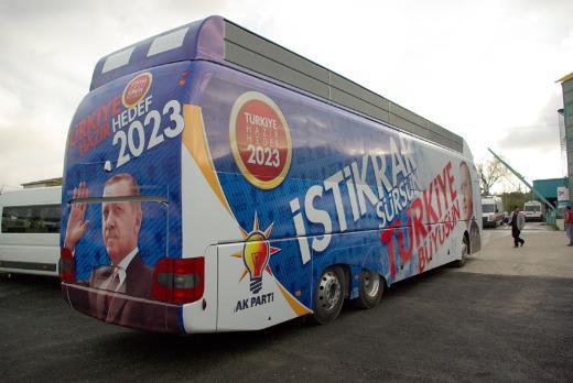 Elektrik aksamı otob&uuml;ste &ccedil;alışacak şekilde değiştirildi. O g&uuml;ne kadar koltuğun m&uuml;şterisini bilmeyen &Ouml;zkul, teslimat i&ccedil;in gittiğinde otob&uuml;slerin Ak Partiye ait olduğunu, odanınsa Başbakan Erdoğan tarafından kullanılacağını &ouml;ğrendi.