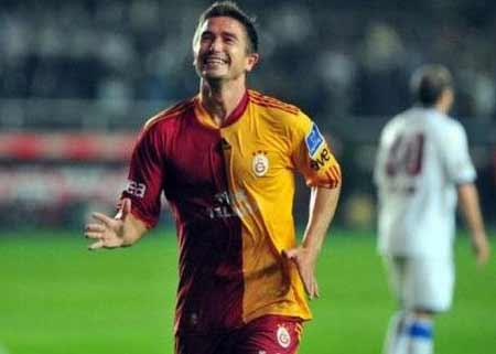 HARRY KEWELL
Geldiği günden beri seyircinin sevgisini kazanan Avustralyalının, yaşadığı sağlık sorunları nedeniyle sık sık dinlenmek zorunda kalması ve bir çok maçı kaçırması bardağı taşırdı. Kewellın sözleşmesi uzatılmayacak ve sezon sonu yollar ayrılacak.