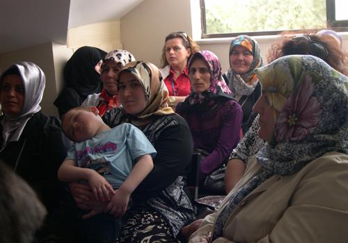 Aileler Seminerdeyken çocuklara da çam ağacı hediye edildi
Sarıyer Zencefil Özel Eğitim ve Rehabilitasyon Merkezinde engelli birey ailelerine yönelik düzenlenen Aile İçi İletişim konulu seminere aileleriyle birlikte çocuklar da katıldı. Merkezde her özel çocuk için yetiştirilen çam ağaçları seminerde sahiplerine teslim edildi. Bu şekilde özel çocuklar çam ağaçlarının bakımından ve büyümesinden mesul tutuldular.