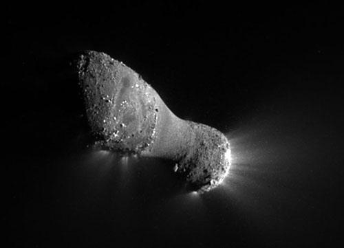 6- Hartley 2 kuyrukluyıldızıyla yakınlaşma...

NASA'nın "Deep Impact" (Derin Darbe) adlı uzay aracı, Hartley-2 kuyrukluyıldızının 700 kilometre yakınına gelerek, dünyaya bu gök cisminin yüzeyinin yakın mesafe fotoğraflarını gönderdi.     

Uzay aracının teleskoplar ve diğer cihazlarıyla, yaklaşık 1 kilometre çapında ve yerfıstığı şeklindeki kuyrukluyıldızın yüzeyi ve cisimden rekor düzeydeki gaz çıkışları inceleniyor. Uzay aracının gönderdiği veriler, NASA'nın California'daki Jet Propulsion laboratuvarında inceleniyor.     

"Deep Impact" 5 yıl önce Tempel-1 adlı bir başka kuyrukluyıldıza yaklaşarak bir sonda göndermiş, sondanın yüzeye çarptırılmasıyla uzaya fırlayan maddelerin incelenmesi suretiyle gök cisminin iç yapısının anlaşılmasına çalışılmıştı.

NASA'nın "Deep Impact" uzay aracı, eylül ayından beri Hartley-2'nin resimlerini çekiyor. Bu çalışmayla, bir kuyrukluyıldızın bu kadar yakından incelenmesi beşinci kez yapılmış oluyor.