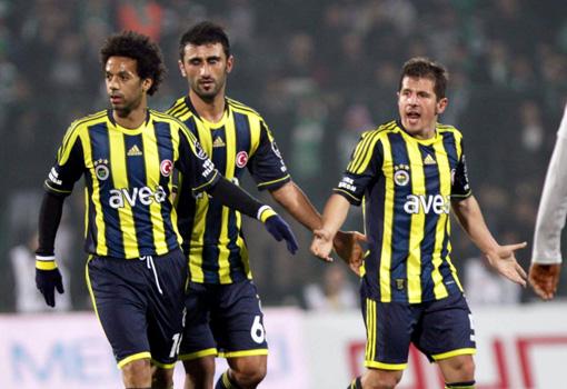 12 ARALIK 2011: Bursaspor deplasmanında Serdarın sakatlığında taca attığı topun kendilerinde kalması gerekirken, Baroni tarafından rakibe atılmasına sinirlenen Emre, bağırıp çağırmaya başlamış, ikili arasında tartışma büyüyünce Aykut Kocaman, hiç görülmemiş bir şekilde montunu çıkarıp sinirle yere atmıştı.
