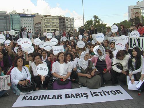 Grup adına bir açıklama yapan Deniz Özlem Bilgili, hükümetin Demokratik Açılım adı altında Kürt sorununu çözme noktasındaki söylemlerinin boş çıktığını iddia etti. İktidarın halkın demokratik beklentileri yerine şiddeti körüklemeyi tercih ettiğini savunan Bilgili, Son günlerde yoğunlaşan çatışmalar sonucu yaşanan ölümler biz kadınları derin acılara ve üzüntülere sürüklemektedir. Geleceğe ilişkin kaygılarımız artmaktadır. dedi.