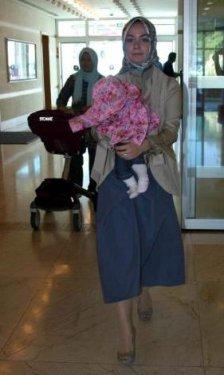 Amerika'daki temaslarını tamamladıktan sonra bug&uuml;n T&uuml;rkiye'ye d&ouml;nen Dışişleri Bakanı Ahmet Davutoğlu, Atat&uuml;rk Havalimanı'nda 3,5 aylık torunu ile hasret giderdi.