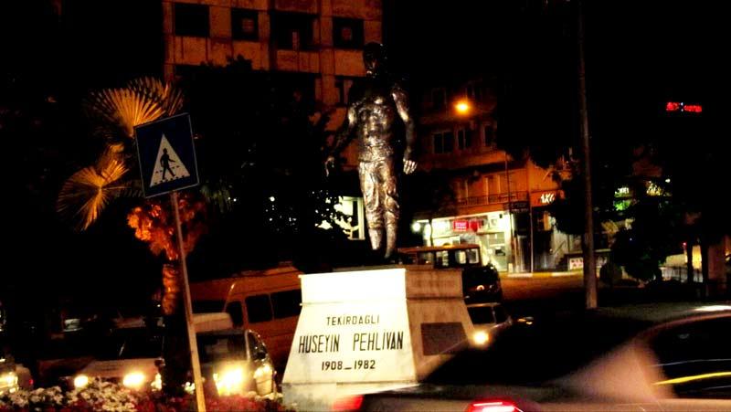 Tabi şehre gece ulaşmış olmamdan dolayı gece manzaraları çekmeyi de ihmal etmedim... Bu pehlivanın heykelinin talihsizliği de o anlarda karşıma çıkması oldu..