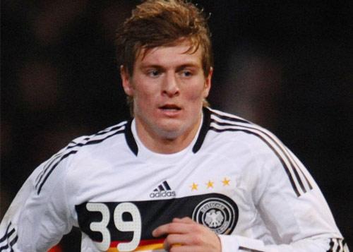 TONİ KROOS; 21 yaşında, Bayer Leverkusen, Orta saha, yaratıcı ve golcü bir orta saha oyuncusu adından çok söz ettirecek.