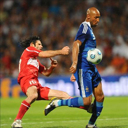 Türkiye hazırlık maçında Fransa ile karşılaştı. 10 kişi tamamladığımız maçta İbrahim Üzülmez'in kendisini sollayan Anelka'yı indirmesi sonucu kazanılan penaltıdan Benzema'nın golü skoru belirledi..