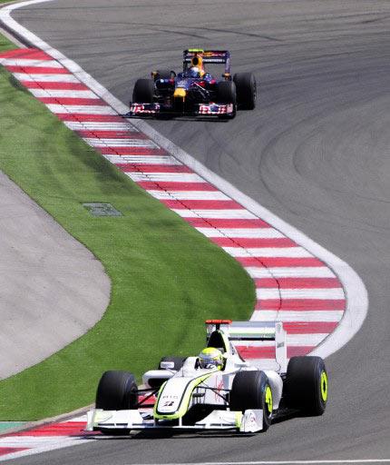 Formula 1 Dünya Şampiyonası'nda sezonun 7. yarışı ING Türkiye Grand Prix'si İstanbul Park Pisti'nde yapıldı. Yarış son sürat giden çılgın pilotları kadar ilginç görüntüleriyle güne damgasını vurdu.