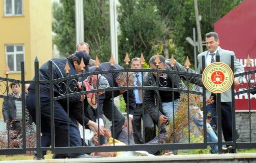 Erzurum'da iki çocuğunun tedavi gördüğü hastanede ihmal nedeniyle öldüğünü iddia eden bir kişi, polisin ikna çabalarına rağmen silahla kendini vurarak yaraladı.
