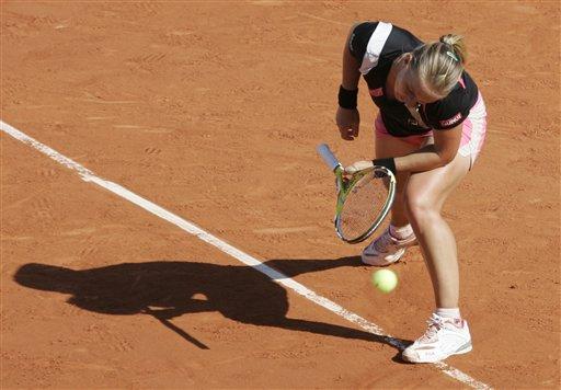 Fransa Açık'ta bayanlar yarı final maücadelesinde Rus tenisçi Svetlana Kuznetsova, Avustralyalı Samantha Stosur'u 2-1 yenerek finale yükseldi. Kuznetsova finalde vatandaşı Dinara Safina ile karşılaşacak.